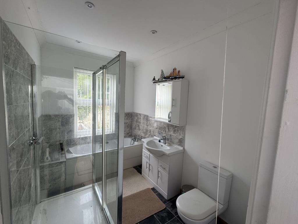 Lot: 85 - FOUR-BEDROOM HOUSE WITH STUNNING SEA VIEWS AND PARKING - Bathroom